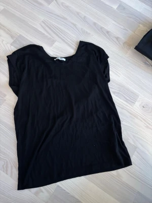 T-shirt  - En T-shirt med kortare ärmar och otroligt skönt material, skick är svårt att säga då alla har olika åsikter men enligt mig är de bra skick