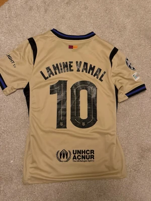 Lamine yamal tröja  - Lamine yamal tröja i storlek S. Pris eh hugget i sten.