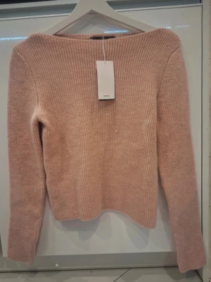Ljusrosa stickad tröja från MNG - Supersöt ljusrosa stickad tröja från MNG med ribbad struktur. Tröjan har lång ärm och en rak. Perfekt för lager på lager under höst och vinter. Lappen är inte kvar men tröjan är i fint skick.
