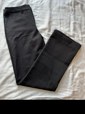 Svarta kostymbyxor - Säljer dessa snygga kostymbyxor från Stories i strl 34! Har inte använt de ofta därav är de i väldigt bra kvalitet!! Har sytt upp de då de var för långa så passar mig som är runt 160, men det är superenkelt o göra de längre!!