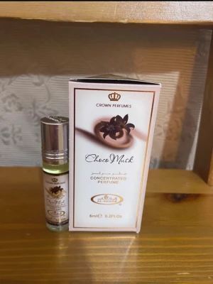 Choco Musk koncentrerad parfym 6ml - Choco Musk från Crown Perfumes är en koncentrerad parfymolja i smidig 6 ml flaska. Perfekt för dig som vill ha en unik doft i ett kompakt format. Enkel att ta med i väskan eller fickan.