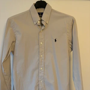 Ralph Lauren skjorta - Säljer denna riktigt fina grå/vita Ralph Lauren skjortan i storlek S. Nypris runt 1200. Hör av er vid fundering👊