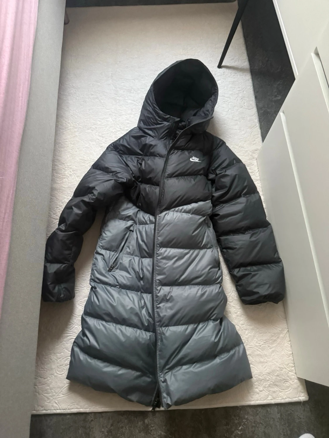 Svart lång pufferjacka från Nike