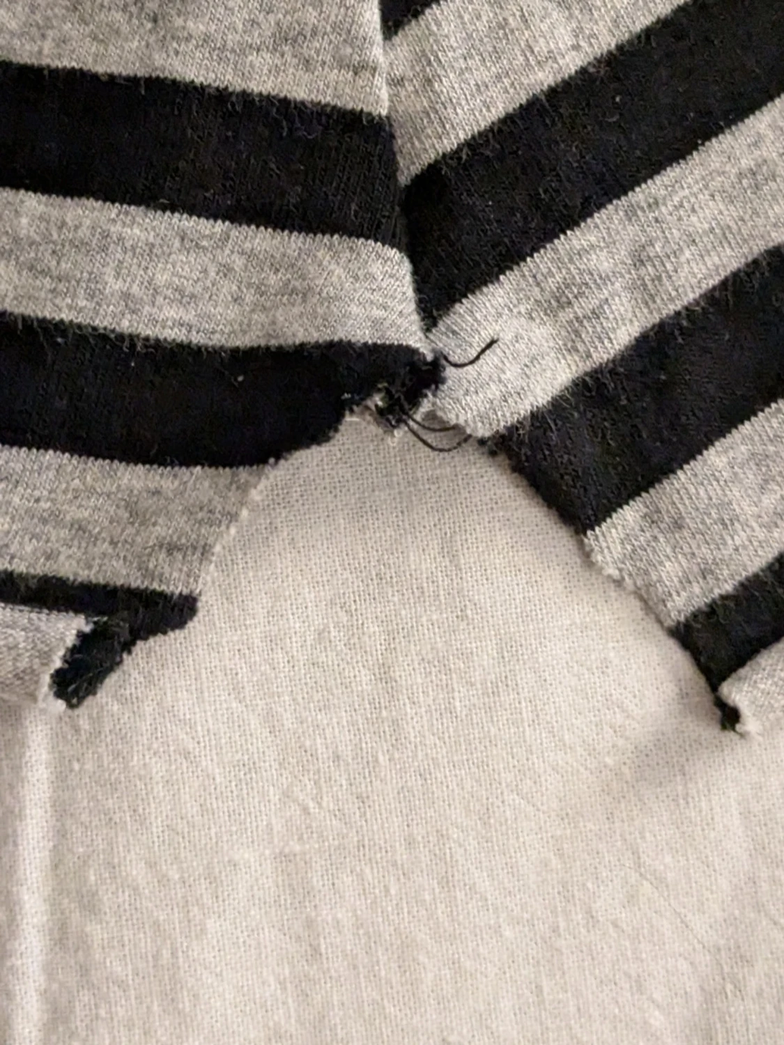 Randig tröja med långa ärmar med u-ringning och knappar - 4