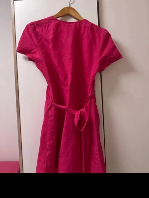 Dam kort sommar klänning 👗 jätte fin och lättbar  - Den dam klänningen är jätte fin och lättbar passar utmärkt till sommaren och är lätt