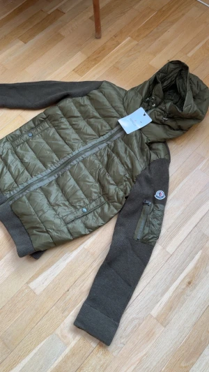 moncler cardigan  - säljer nu denna riktigt feta moncler cardigan i helt ny skick. köpt på plick för 2999 men då den ej passade mig så väljer jag att sälja vidare. storlek L passar någon från 178-185 mellan 68-78 kg