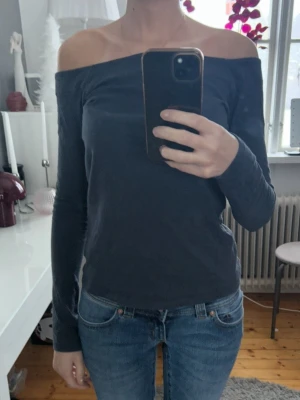 Mörkblå offshoulder topp - Säljer en mörkblå offshoulder topp med långa ärmar!