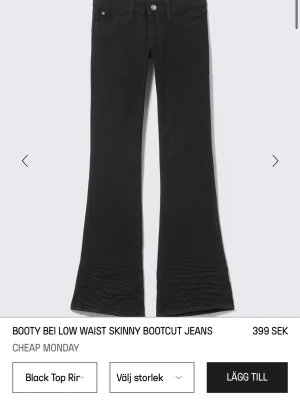 Svarta jeans  - Svarta Lågmidjade boot cut jeans från märket weekday x cheap Monday. Användes en del men fortfarande i bra skick. St W 25 L 32. Modell: Booty Bei. 