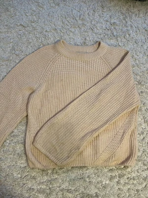 Beige stickad tröja från Gina Tricot - Supermysig beige stickad tröja från Gina Tricot i storlek XS. Tröjan har en klassisk rund halsringning och är långärmad med ribbade muddar. 💗