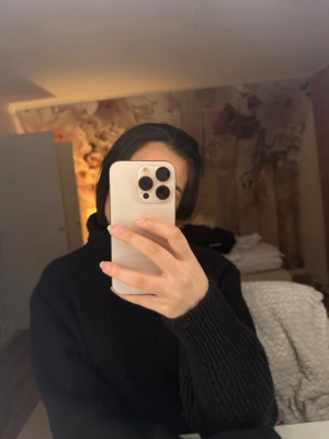 Svart ribbstickad polotröja - Mysig svart polotröja med ribbstickat material och lång ärm. Perfekt för kyliga dagar och enkel att styla med olika outfits. Hög krage som ger extra värme och en clean look. Pris går att diskutera