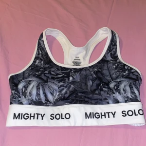 Mighty Solo träning set tights och bh topp - Detta ser i nyskick då dottern hade andra liknande hon hellre använde.Så fint mönster .tror storlek är xs/s.