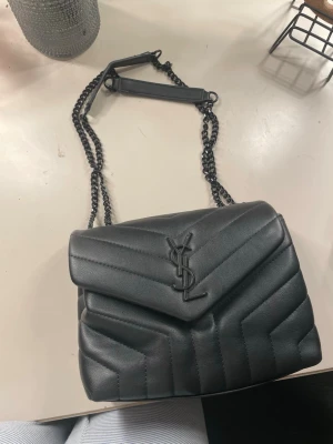 Ysl LIKNANDE väska  - Ysl liknande väska som är köpt i Thailand, väskan har bra förvaring i och bra med plats.Går att ha crossbody och som axelrems väska.Köpte den för 700 säljer för 400 pris går att diskutera💕