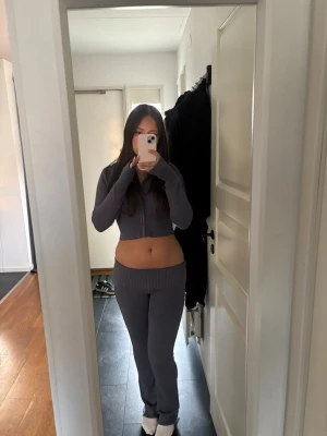 blå/grått stickat set från gina young - jätte mysigt stickat set från gina young. anvönt fåtal gånger