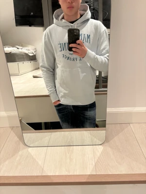 Maison kitsune hoodie  - Säljer denna sjukt feta maison kitsune hoodie! Inga tecken på användning. Orginal lapp finns kvar och sitter på🤗. Skriv vid några frågor😇