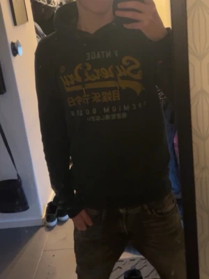 Superdry hoodie  - Säljer en superdry hoodie andvänd en gång lite stor i min smak.