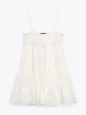 Vit kort volangklänning från Zara - Säljer en vit kort volangklänning från Zara i storlek XS. Lätt och luftig modell med volanger – perfekt till sommar, student, avslutningar eller semester. Använd fåtal gånger och i väldigt fint skick. 🤍