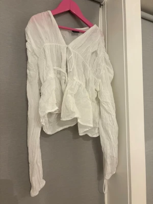 Blus  - Vit blus från Gina tricot 