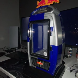 Redbull minikyl - Fin redbull minikyl. Många som inte har just en redbull minikyl. Den funkar felfritt och är knappt använd. Jag kan tänka mig att sänka priset men inte allt för mycket. Skriv om du vill ha fler bilder eller har andra frågor. 