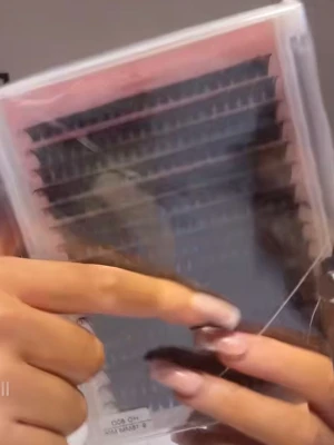 Perfekt Student Klänning  - Denna klänning är elegant och stilren design med vackra spetsdetaljer, och älskar den öppna ryggen. Den har en figursydd passform. Klänningen är perfekt för speciella tillfällen som student dagen. Använd en gång. Storlek S men passar mig som även har XS 🤍