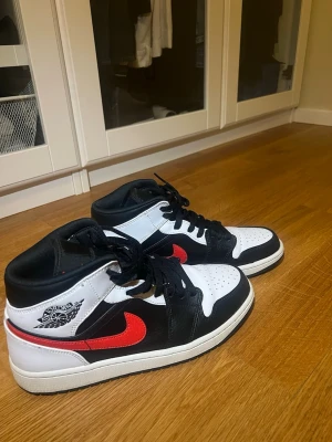 Nike Air Jordan 1 Mid ”chile red”  - Säljer ett par Nike Air Jordan 1 Mid i svart i färgen chile red. Skorna är utan defekter💕