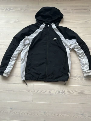 Corteiz Jacka - Säljer en svart och vit vindjacka från Corteiz, bra skick. 🇨🇳