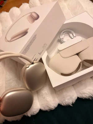 AirPods Max - Apple AirPods Max i färgen starlight väldigt unik. Komplett med originalförpackning, skyddsfodral och laddningskabel. Hörlurarna är i mycket gott skick utan synligt slitage eller defekter.