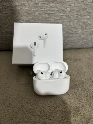 AirPods Pro 3 - Apple AirPods Pro 3 trådlösa hörlurar med aktiv brusreducering och laddningsetui. Komplett med originalförpackning, modellen A3063/A3064/A3122. Hörlurarna och etuiet ser ut att vara i mycket gott skick utan synligt slitage. Perfekt för musik, samtal och träning.