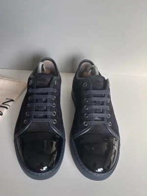 Svarta Lanvins - Svarta lanvins storlek 7 motsvarar 42 - 41,5 jätte fint skick inga större deffekter pris kan diskuteras men annars är det jätte fina och fräscha, hör av er i dm för funderingar eller frågor