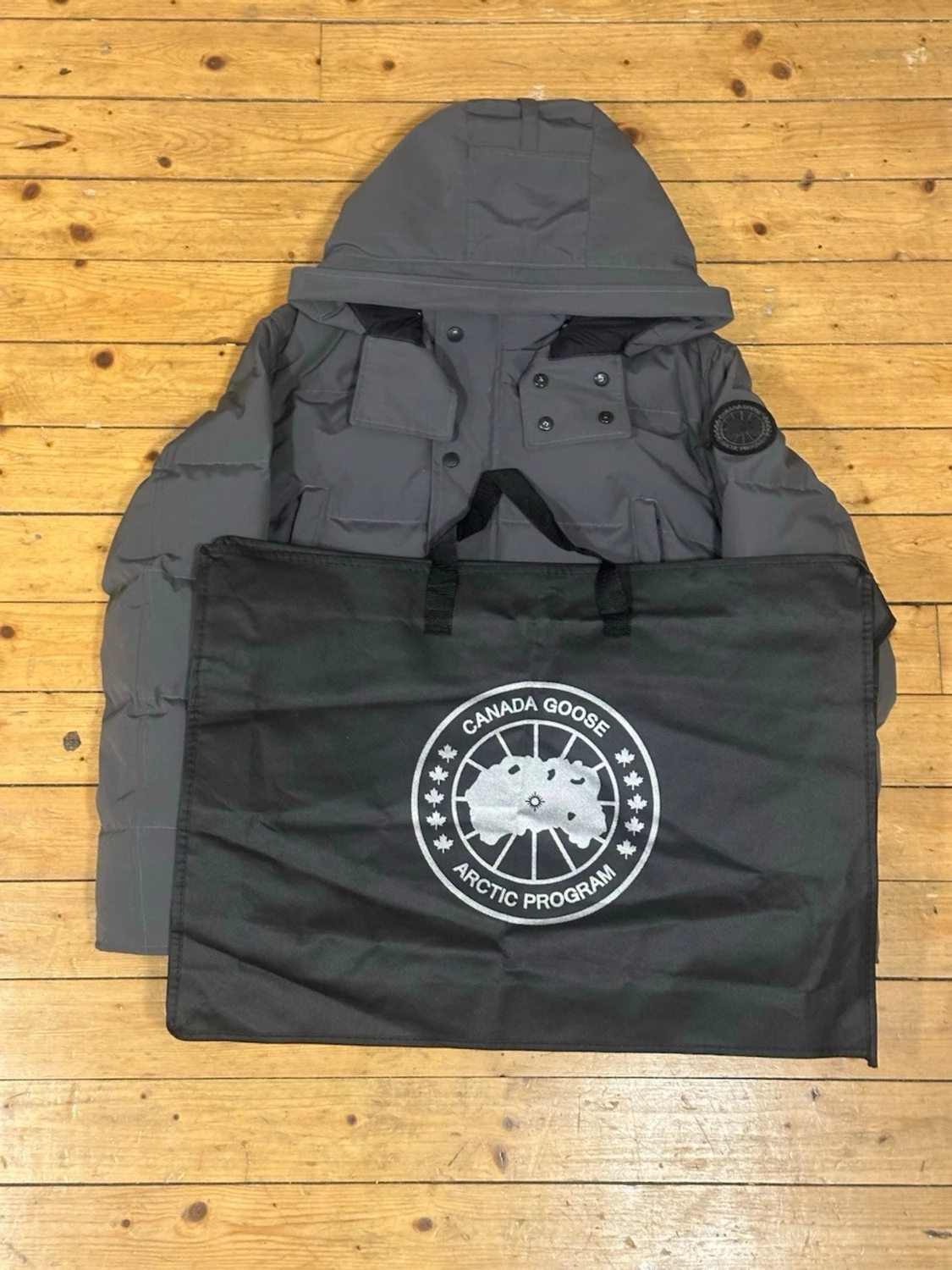 Mörkgrå dunjacka från Canada Goose