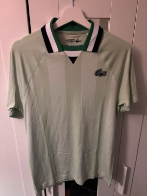Ljusgrön piké från Lacoste Sport - Säljer en ljusgrön pikétröja från Lacoste sport. Storlek xs passar till Small