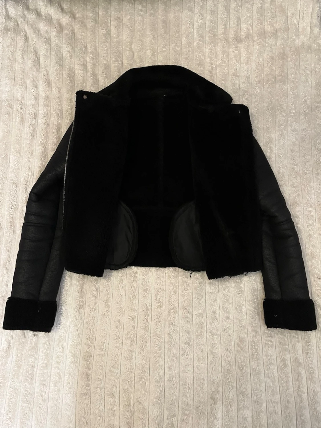 Svart pälsfodrad skinnjacka storlek xs/s - 1