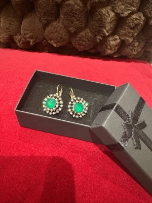 Brun pälsväst med fluffig struktur - Säljer en brun pälsväst med riktigt fluffig och mjuk struktur. Västen har en rundad form och är perfekt för att ge din outfit en extra cozy vibe. Färgen är mörkbrun och materialet är pälsimitation. Perfekt att slänga över en hoodie eller tröja för en cool look.