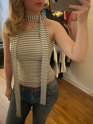 Randig weekday topp (med halsdduk) - Skit snygg asymmeterisk randig topp från weekday, med halsdduk. Produkten är helt oanvänd och har därmed alla lappar kvar. Strl S. 💋