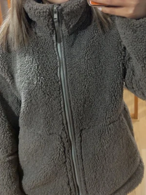 Teddyjacka hm - Mysig teddy jacka från H&M som gick virlat förra året🫶 använd enstaka gånger superfin o gosig✨