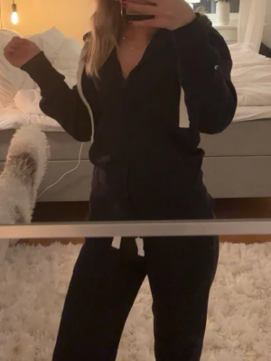 Mörkblå russemerch zip  - Säljer min mörkblåa russemerch zip pga att den inte kommer till användning, väldigt fint skick. Säljer även matchande byxor 💞