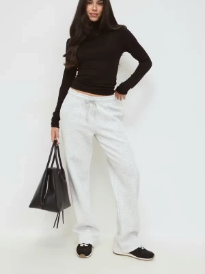 Grå mjukisbyxor - Säljer ett par ljusgrå mjukisbyxor, snygga och mjuka!! Knappt använda och inga defekter.