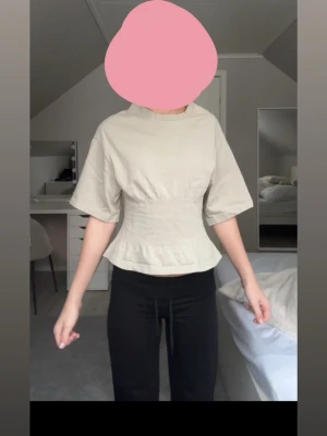 tshirt som går in i midjan - inga defekter och nypris 279kr