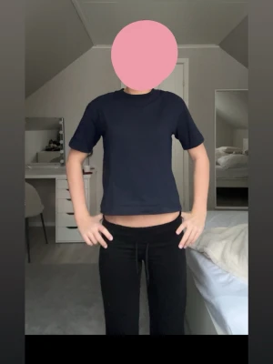 marinblå tshirt - inga defekter och nypris 159kr