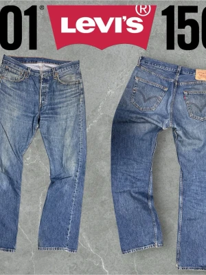 Levi's 501 blå jeans 32x32 - Klassiska Levi's 501 jeans i blå denim med raka ben och normal passform. Byxorna har fem fickor, knappgylf och ikonisk läderpatch bak i midjan. Tillverkade i 100% bomull för en autentisk jeanskänsla. Perfekta för dig som gillar tidlös stil.