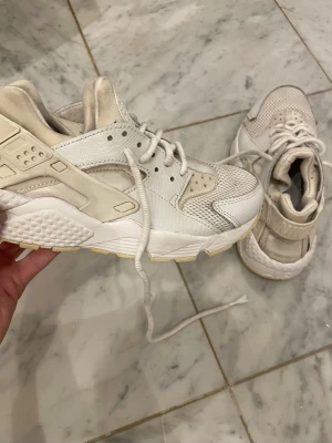 Nike Air Huarache vita löparskor dam - Skick: 7/10 – viss gulnad Nike original – löparskor för dam Storlek: 36,5 100 % äkta