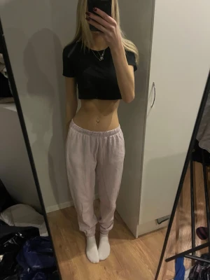 Ljuslila mjukisbyxor i bomull - Ljuslila mjukisbyxor från Gina Tricot i storlek XS. Byxorna har resår i midjan och vid bensluten för en skön och avslappnad passform. Tillverkade i mjuk bomull. 