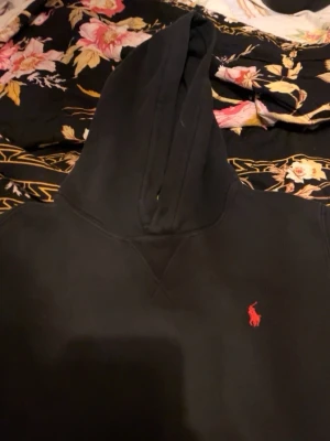 Ralph lauren hoodie. - En klassisk Ralph lauren hoodie. I färgen svart med storleken M om ni har några frågar, fråga gärna!