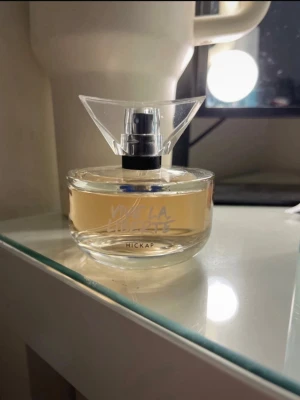 Viva La Liberté parfym - Trendig parfym från Hickap med namnet Viva La Liberté. 50ml oanvänd, fruktig och blommig signaturdoft. Mandarin, röda frukter och en mjuk bas (sandelträ, vanilj).