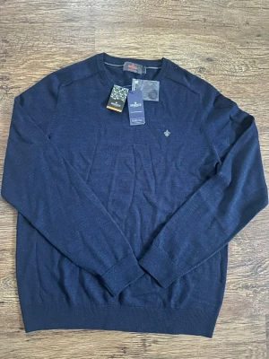 Stickad Morris XL - Snygg mörkblå rundhalsad tröja från Morris i storlek XL, passar även dig som har storlek L. Nypris 1399kr. Mitt pris 800kr. Kan gå ner i pris vid snabbäffär.