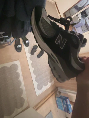 Svarta New Balance sneakers med mesh - Säljer ett par svarta och grå New Balance ny pris är 1700kr säljer för 1200kr