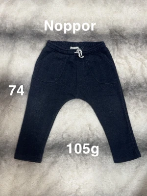 Mörkblå mjukisbyxor med snörning - Mörkblå mjukisbyxor med elastisk midja och vit snörning framtill. Byxorna har två stora fickor fram och är perfekta för chill dagar. Snygg och enkel design som passar till det mesta.🌸 Noppor. Storlek 74