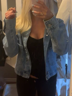 Klassisk ljusblå jeansjacka - Säljer ljusblå jeansjacka i stolek xs, jackan är använd en gång och är köpt från Nelly för 649kr