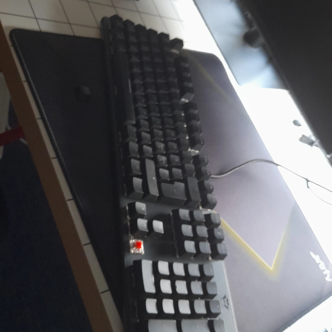 Svart mekaniskt tangentbord