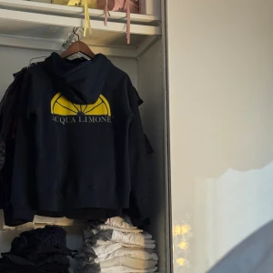 Aqua limone hoodie!  - Jätte fin magin blå hoodie med en halv citron 🍋 på baksidan! Ny användes inte prislappen är kvar 