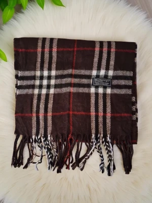 Burberry Scarf/Halsdukar  - Är super fina, skriv vid fråger eller om ni vill diskutera priset!!